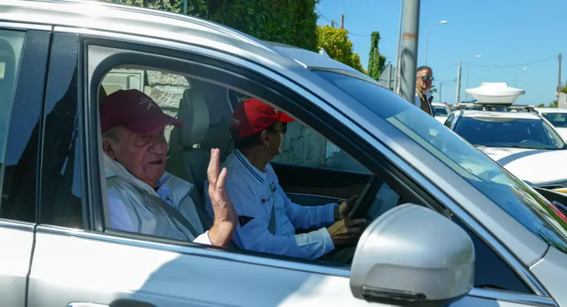 <p> El Rey em&eacute;rito Juan Carlos (i) y el presidente del Real Club N&aacute;utico de Sanxenxo y amigo del monarca, Pedro Campos, salen en un veh&iacute;culo del domicilio de Campos tras su visita al Na&uacute;tico de Sanxenxo, a 20 de mayo de 2022, en Sanxenxo, Pontevedra - Gustavo de la Paz - Europa Press </p>