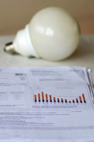 <p> Una factura de la luz y una bombilla, a 3 de enero de 2022, en Madrid </p>