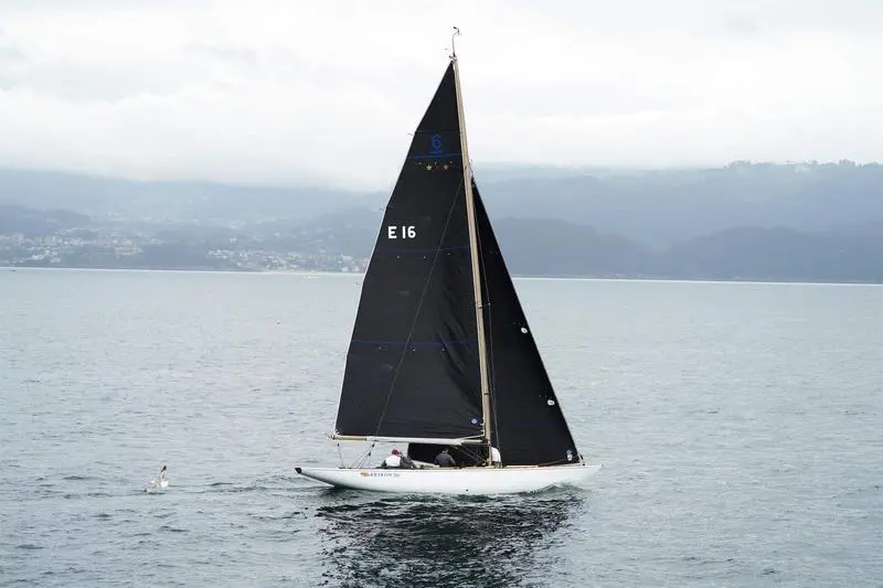 <p> El Rey em&eacute;rito Juan Carlos (i) a bordo del Brib&oacute;n en la clausura de la 3&ordf; Regata del IV Circuito Copa de Espa&ntilde;a 2022 de la clase 6 Metros a 22 de mayo de 2022, en Sanxenxo, Pontevedra </p>