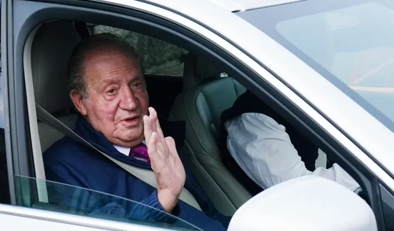 <p> El Rey Em&eacute;rito Juan Carlos I saluda desde un veh&iacute;culo a su salida de la casa de Sanxenxo camino de Madrid, a 23 de mayo de 2022, en Sanxenxo, Pontevedra, Galicia (Espa&ntilde;a). - &Aacute;lvaro Ballesteros - Europa Press </p>