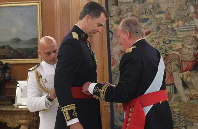 <p> Don Juan Carlos entrega el faj&iacute;n al Rey Felipe VI. </p>