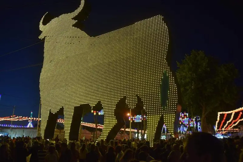 <p> El emblem&aacute;tico toro ser&aacute; un a&ntilde;o m&aacute;s la portada de Las Banderas, hecho que sucede desde que Ximenez Group la fabricara en el a&ntilde;o 2015 </p>