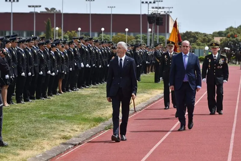 <p> El ministro del Interior, Fernando Grande-Marlaska, en la jura de nuevos polic&iacute;as nacionales en &Aacute;vila </p>