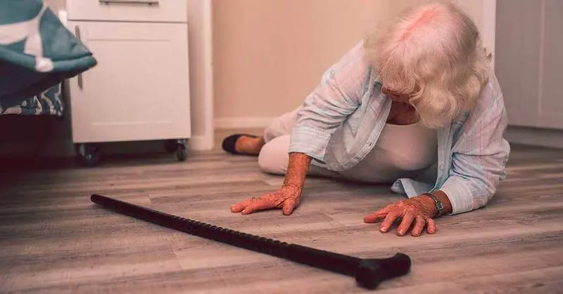 <p> Una persona mayor en el suelo tras una ca&iacute;da </p>