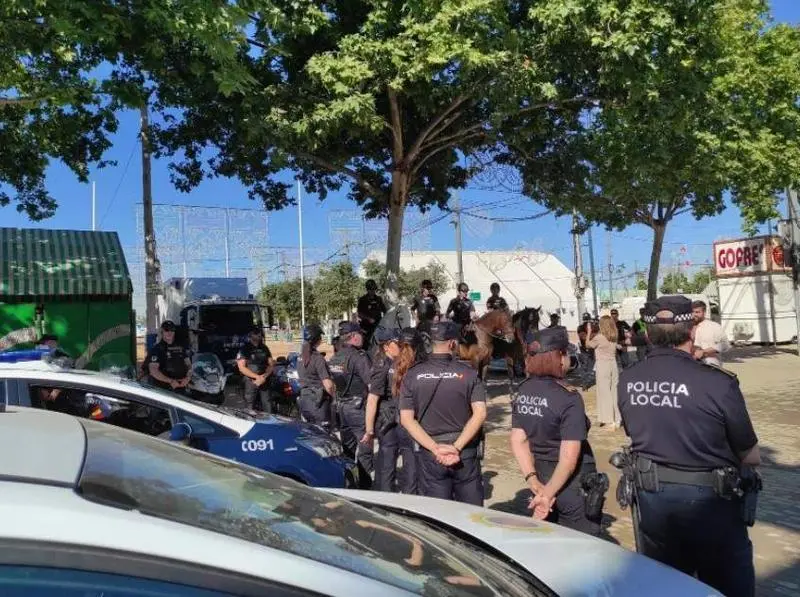 <p> Agentes de la Polic&iacute;a Local y Polic&iacute;a Nacional en la Feria de C&oacute;rdoba - Europa Press </p>