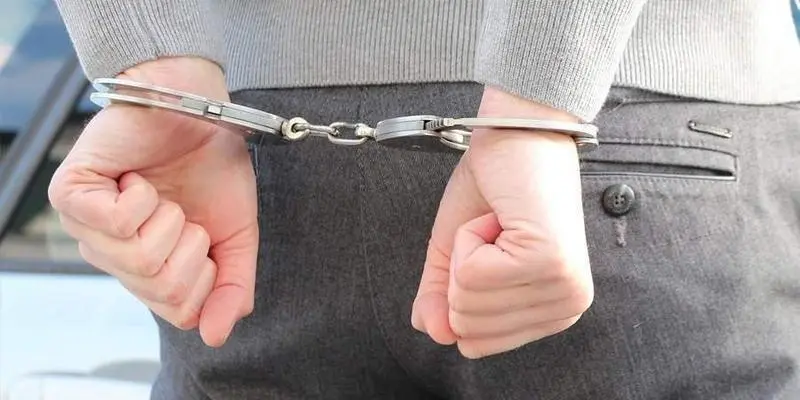 <p> Detenido con esposas - Imagen de archivo </p>