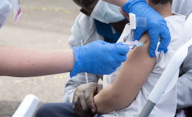 <p> Un ni&ntilde;o es vacunado de Covid-19 - Europa Press </p>