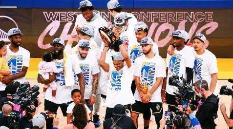 <p> Los Warriors levantando el trofeo de campeones de la Conferencia Oeste </p>