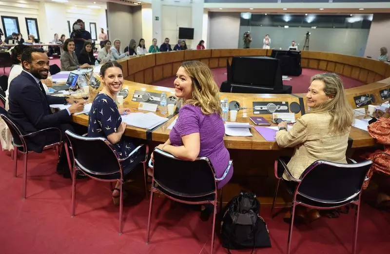 <p> El subsecretario de igualdad, la delegada del Gobierno contra la Violencia de G&eacute;nero, Victoria Rosell; la secretaria de Estado de Igualdad y contra la Violencia de G&eacute;nero </p>