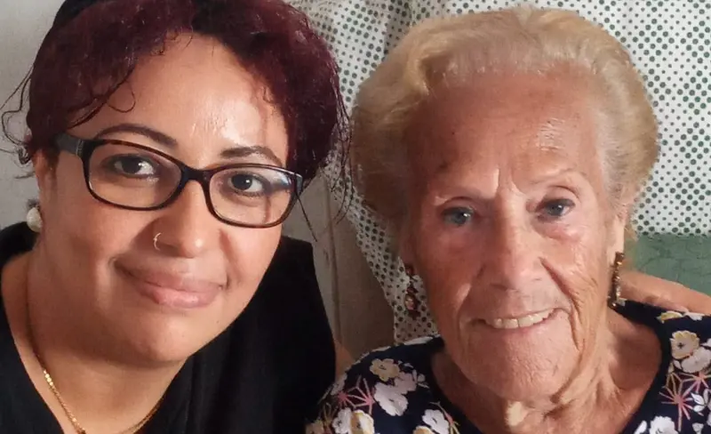 <p> Mujer migrante junto a una se&ntilde;ora </p>