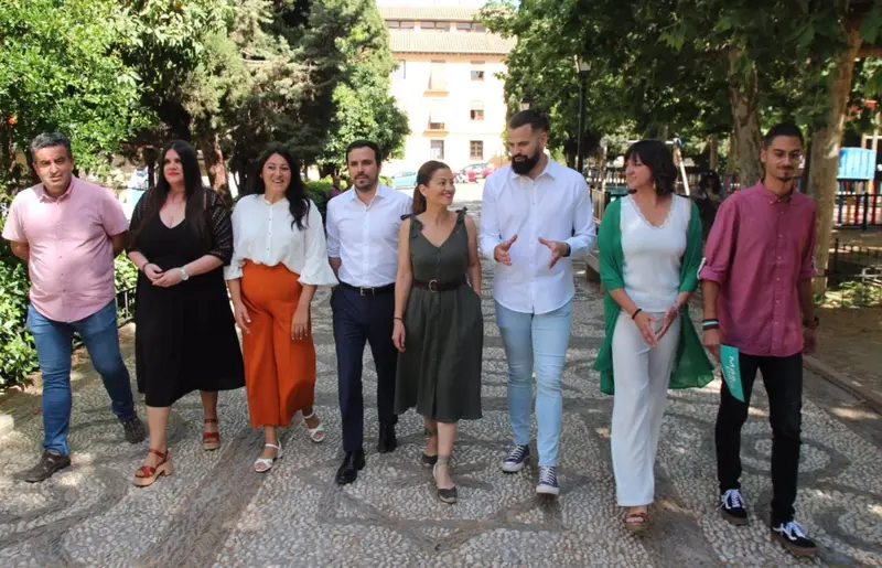 <p> El ministro de Consumo y coordinador general de Izquierda Unida, Alberto Garz&oacute;n, antes de intervenir en un acto de precampa&ntilde;a en Granada. - POR ANDALUC&Iacute;A GRANADA </p>
