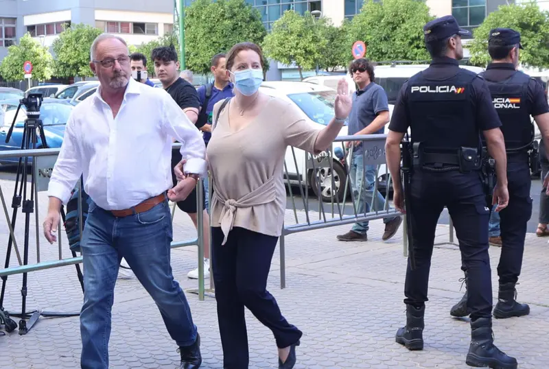 <p> Los padres de Marta del Castillo entrando en los juzgados. - JOAQUIN CORCHERO / EP </p>