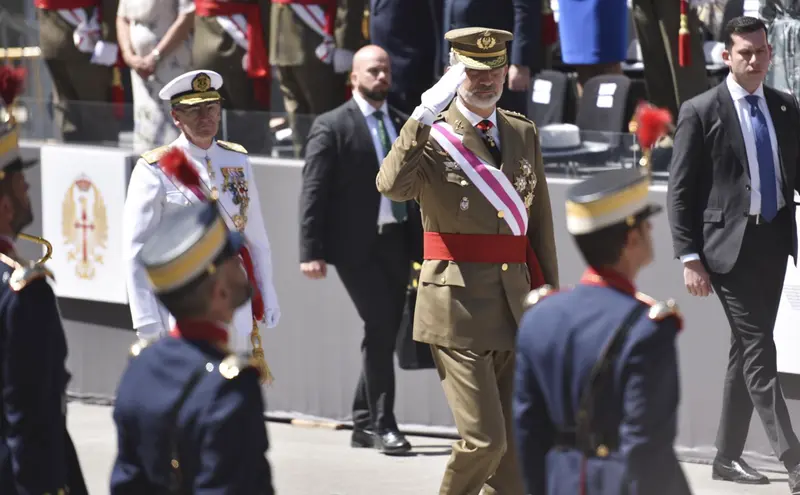 <p> El Rey Felipe VI durante el acto central conmemorativo del 'D&iacute;a de las Fuerzas Armadas' en Huesca - Ver&oacute;nica Lacasa - Europa Press </p>