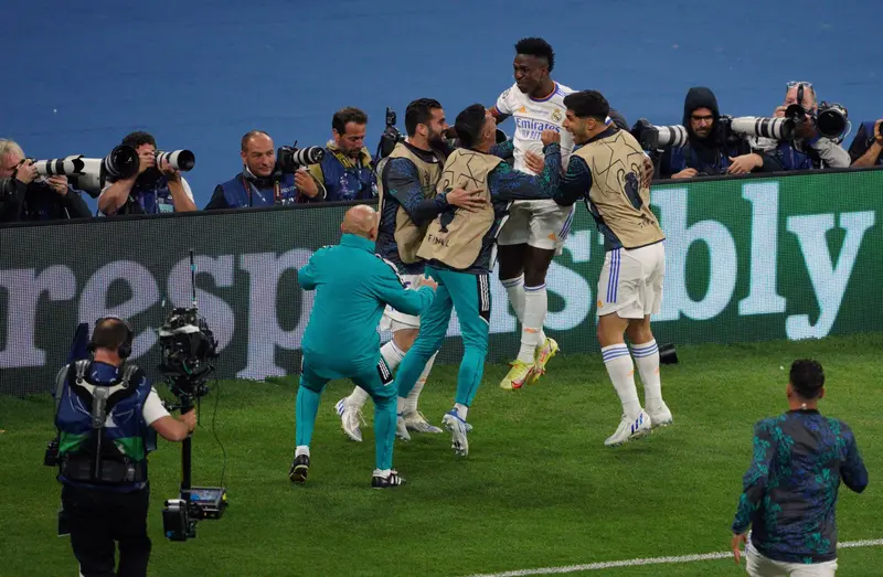 <p> Vinicius Junior celebra con sus compa&ntilde;eros el gol del triunfo en la final de la Champions de Par&iacute;s - Peter Byrne/PA Wire/dpa </p>
