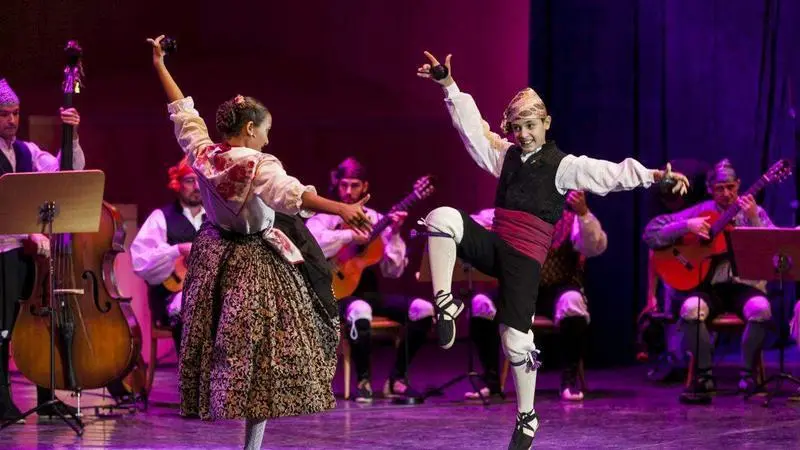 <p> J&oacute;venes bailando Jota </p>