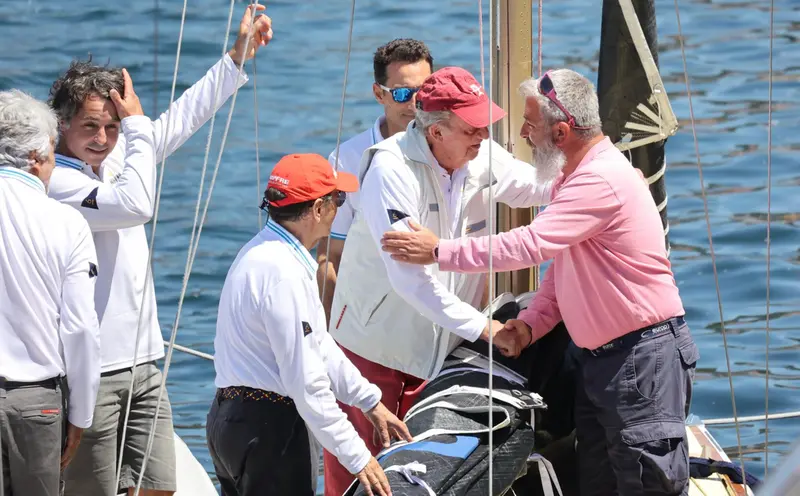 <p> El Rey Juan Carlos y Pedro Campos a su llegada a la embarcaci&oacute;n, a 20 de mayo de 2022, en Sansenxo (Espa&ntilde;a). - Ra&uacute;l Terrel - Europa Press </p>