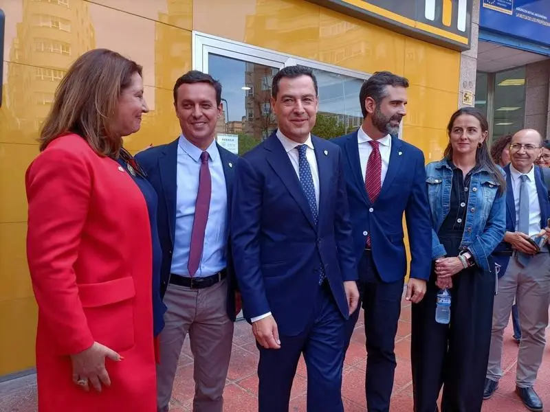 <p> Moreno, en su paseo electoral por la ciudad de Almer&iacute;a - EUROPA PRESS </p>