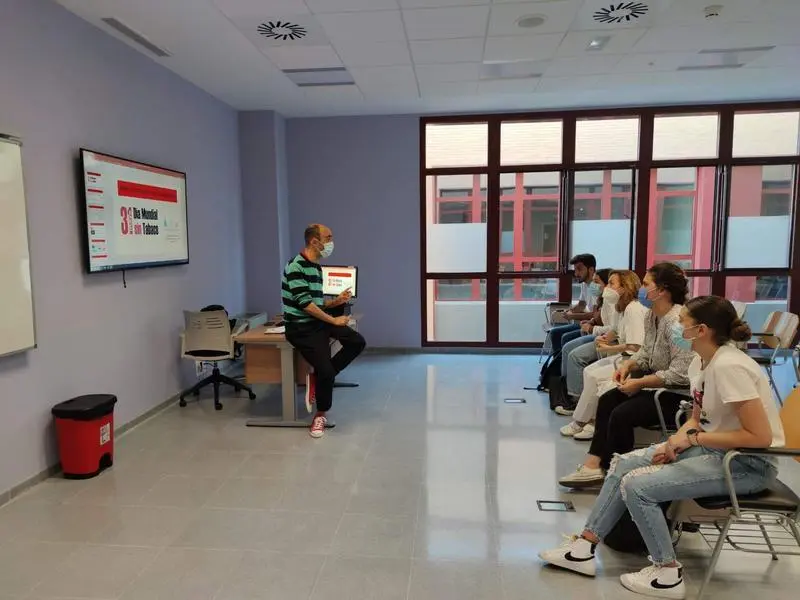 <p> Jos&eacute; Miguel Cruces, enfermero y profesor del Centro Universitario de Enfermer&iacute;a "San Juan de Dios" de Bormujos, Sevilla, preparando con el alumnado las diferentes acciones con motivo del D&iacute;a Internacional Sin Tabaco el 31 de mayo. </p>