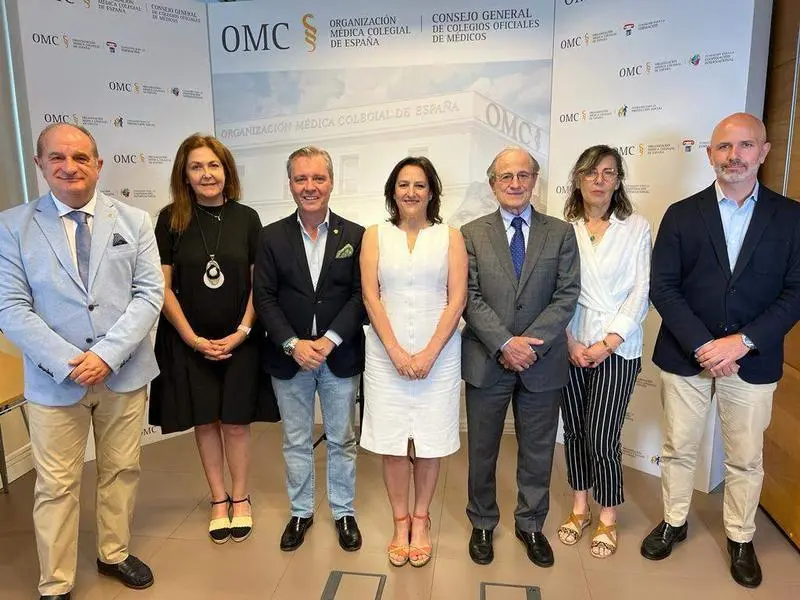 <p> De derecha a izquierda: Gonzalo Bajo, gerente del colegio de M&eacute;dicos de C&oacute;rdoba; Rosa Arroyo Castillo (Vicesecretaria CGCOM); Eduard Scrich, Nombrado presidente del comit&eacute; cient&iacute;fico de las jornadas; M&ordf; del Carmen Arias Blanco (Presidenta del Colegio de M&eacute;dicos de C&oacute;rdoba);  Jos&eacute; Manuel Bajo, secretario de la DO Baena; Isabel Moya Garc&iacute;a (Vicepresidenta Primera de la OMC -CGCOM consejo general de colegios oficiales de m&eacute;dicos; Carmelo Paniagua, presidente del comit&eacute; de nutrici&oacute;n del COE. </p>