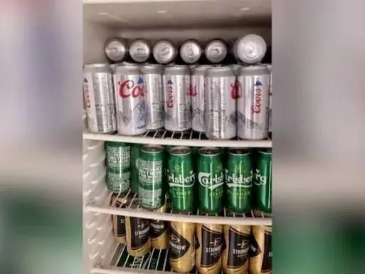 <p> La nevera llena de cerveza d Toni. Fuente TikTok @tonisheard862 </p>