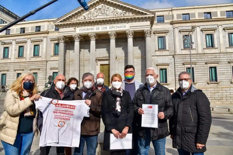 <p> La plataforma Asjubi40, que agrupa a pensionistas afectados por el recorte de su pensi&oacute;n pese a tener m&aacute;s de 40 a&ntilde;os de carrera de cotizaci&oacute;n, en una concentraci&oacute;n frente al Congreso </p>