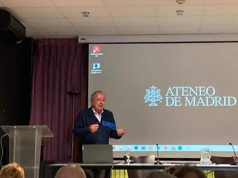 <p> El experto en comunicaci&oacute;n sanitaria Julio Garc&iacute;a sent&oacute; las bases de la comunicaci&oacute;n m&eacute;dico-paciente en el Ateneo de de Madrid </p>