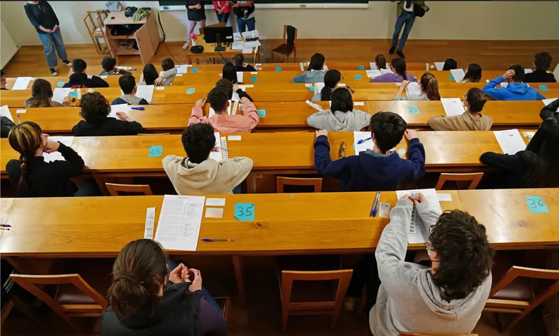 <p> Estudiantes esperan antes de comenzar las pruebas de acceso a la universidad 2022, a 7 de junio de 2022, en Santiago de Compostela, A Coru&ntilde;a, Galicia (Espa&ntilde;a). - &Aacute;lvaro Ballesteros - Europa Press </p>
