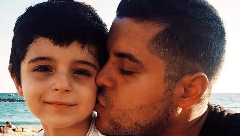 <p> El peque&ntilde;o Ian junto a su padre </p>