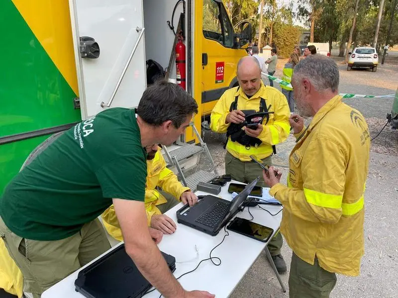 <p> T&eacute;cnicos forestales del equipo de Infoca - Twitter </p>