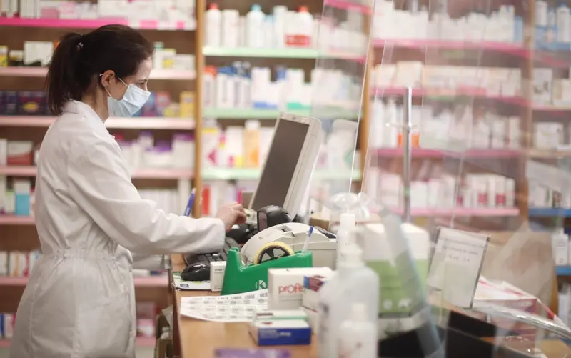 <p> Archivo - Una farmac&eacute;utica con mascarilla despacha en una farmacia. - Eduardo Parra - Europa Press - Archivo </p>