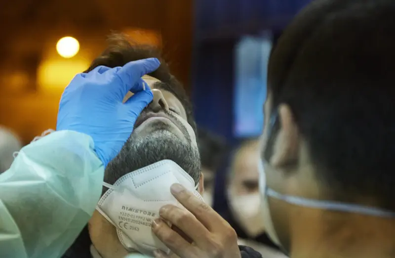 <p> Un costalero es sometido a un test de ant&iacute;genos durante el primer ensayo de costaleros de la Hermandad del Baratillo, con medidas covid-19, preparatorio a la Semana Santa de 2022, a 2 de febrero de 2022 en Sevilla (Andaluc&iacute;a, Espa&ntilde;a) - Joaquin Corchero - Europa Press </p>