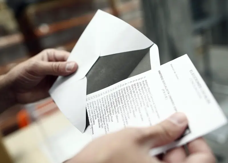 <p> Archivo - Elecciones municipales y auton&oacute;micas, comicios, votar, voto, papeletas, urnas - EUROPA PRESS - Archivo </p>