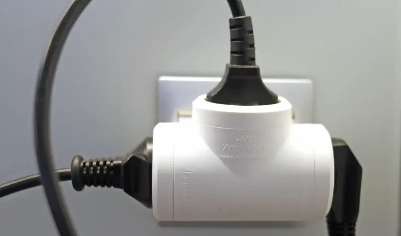 <p> El precio de la luz caer&aacute; este domingo un 12,30%, hasta los 167,06 euros/MWh </p>