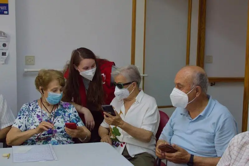 <p> Cruz Roja celebra el D&iacute;a de Internet con v&iacute;deo llamadas a personas mayores para combatir su soledad. </p>