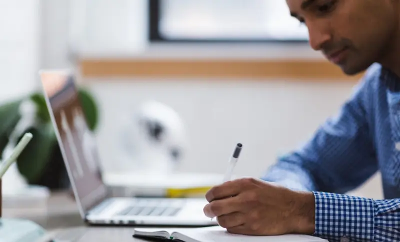 <p> Un joven en su puesto de trabajo. </p>