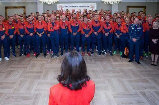 <p> La ministra de Defensa en funciones, Margarita Robles, se ha reunido con los m&aacute;s de 160 atletas militares que viajar&aacute;n hasta Wuhan (China) para participar en los Juegos Mundiales Militares. </p>