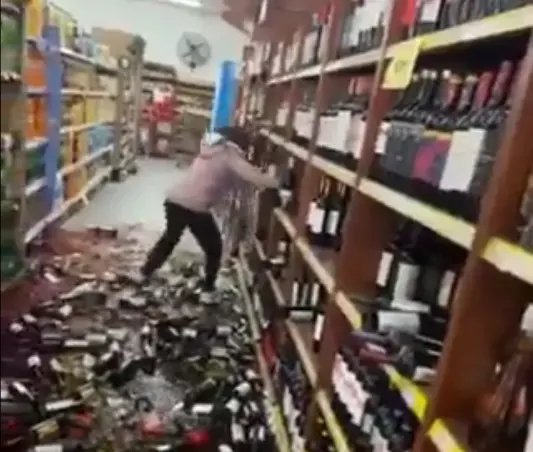<p> Captura del v&iacute;deo donde la mujer tira botellas de vino </p>