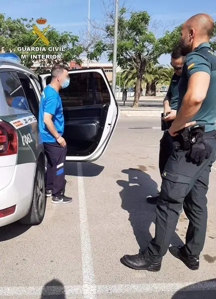 <p> Imagen del individuo detenido, custodiado por la Guardia Civil - GUARDIA CIVIL </p>