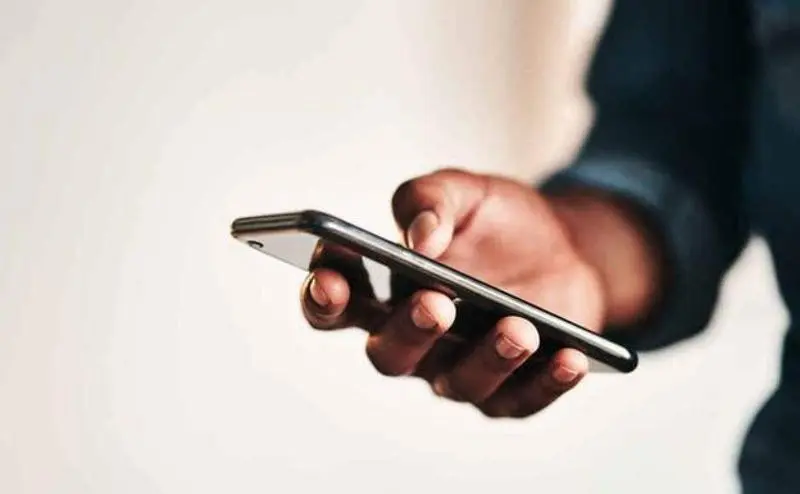 <p> Persona con el tel&eacute;fono m&oacute;vil </p>