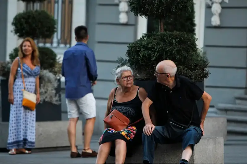 <p> Dos ancianos en la calle </p>
