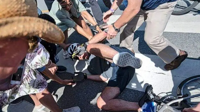 <p> Joe Biden tras caer de la bici </p>