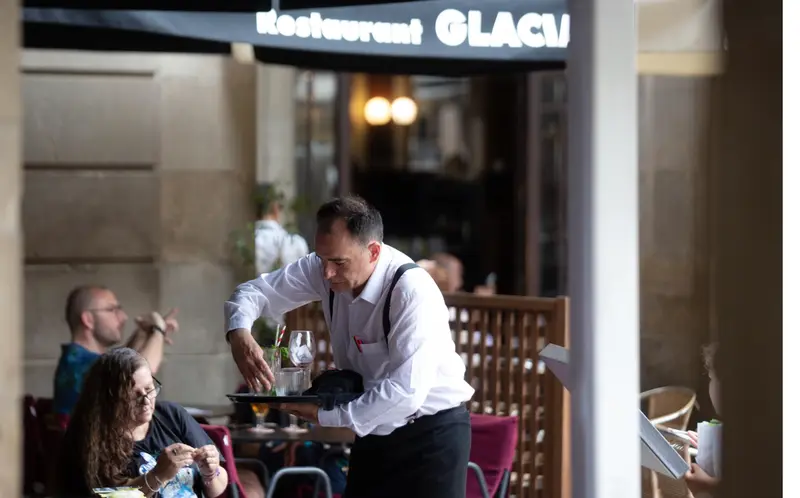 <p> Uno de cada cinco trabajadores gan&oacute; en 2020 como mucho el SMI y dos de cada tres menos de 1.900 euros </p>