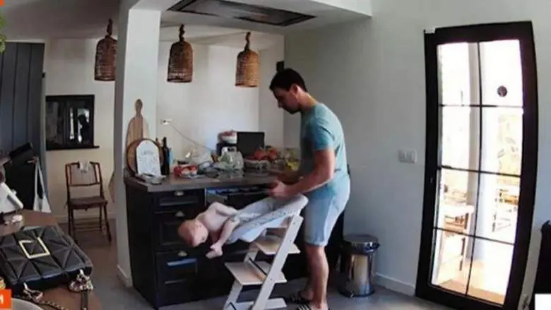 <p> Imagen del padre y el beb&eacute;, justo antes de casi precipitarse al suelo. Fuente: ATRESMEDIA </p>