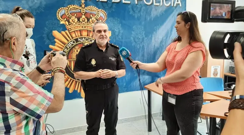 <p> El portavoz de la Polic&iacute;a Nacional en Ja&eacute;n, Diego Moya, atiende a los periodistas. - E.C. </p>