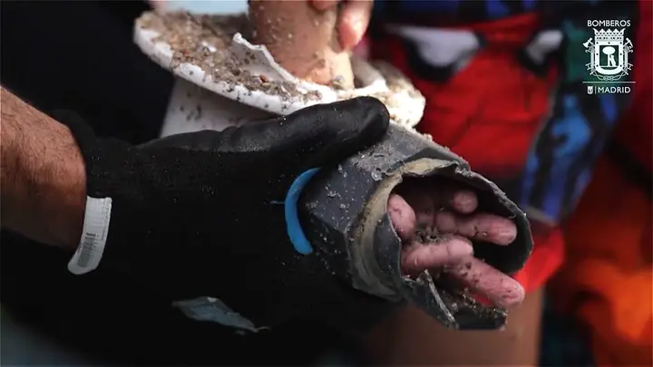 <p> Mano del joven atascada en la pieza d PVC </p>