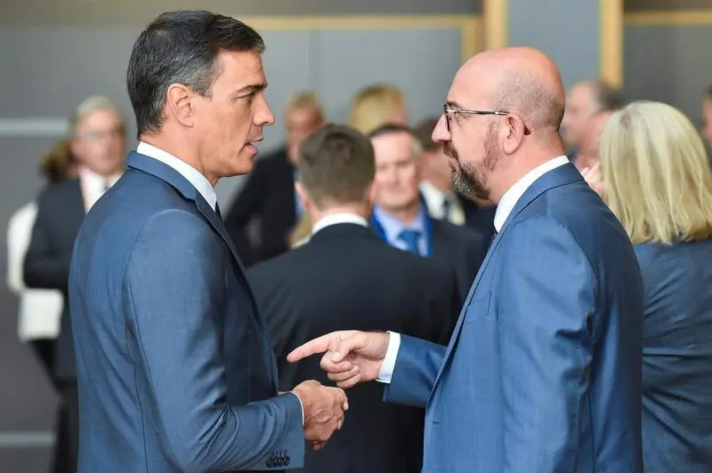 <p> El presidente del Gobierno, Pedro S&aacute;nchez y el presidente del Consejo Europeo, Charles Michel - GAETAN CAESENS-POOL </p>