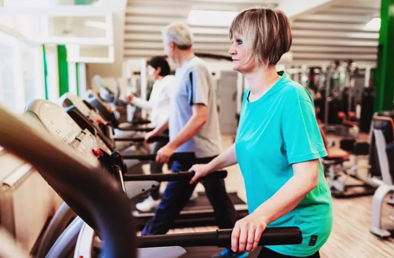 <p> Archivo - Mujer mayor en el gimnasio. - NIMIS69/ ISTOCK - Archivo </p>