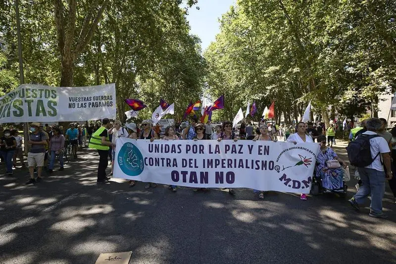 <p> Numerosas personas se manifiestan contra la OTAN, a 26 de junio de 2022, en Madrid (Espa&ntilde;a). La movilizaci&oacute;n ha sido convocada por la plataforma estatal &lsquo;Por la Paz, No a la OTAN&rsquo; y otras organizaciones sindicales </p>