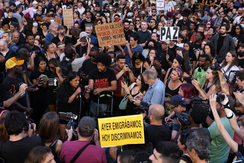 <p> Centenares de personas se manifiestan contra las pol&iacute;ticas migratorias, en la Plaza del Callao, a 26 de junio de 2022, en Madrid </p>
