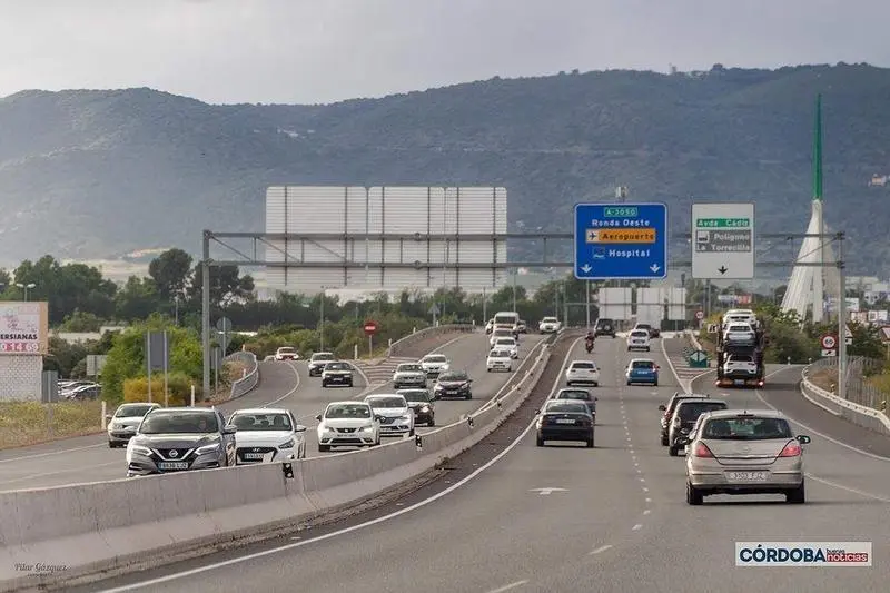 <p> Coches en la carretera a la salida de Córdona capital / Pilar Gázquez. </p>